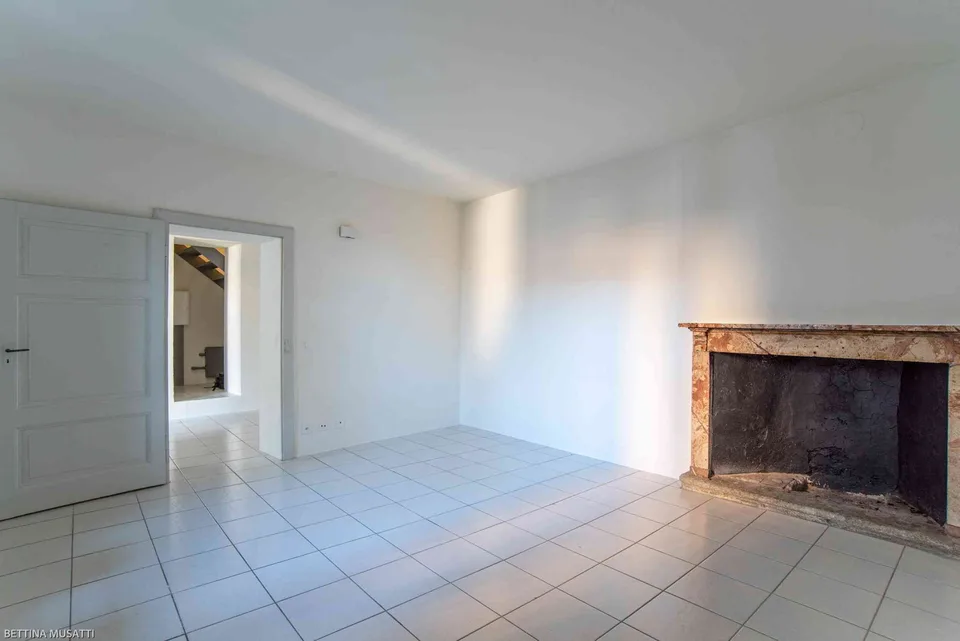 appartamento 3.5 su due livelli, in casa storica con piccola corte