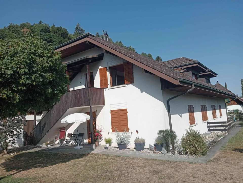 Exklusive 4.5-Zimmerwohnung mit Garage und Stellplatzmöglichkeit