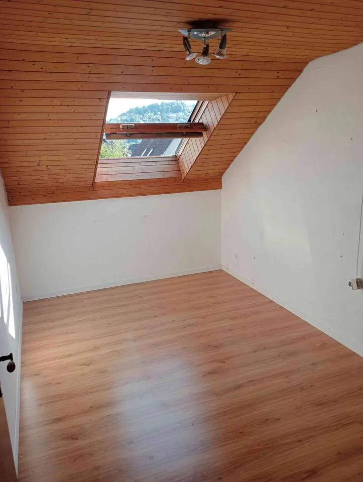 Exklusive 4.5-Zimmerwohnung mit Garage und Stellplatzmöglichkeit