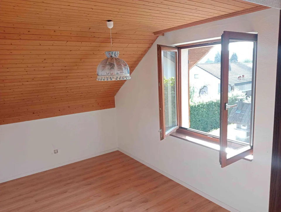 Exklusive 4.5-Zimmerwohnung mit Garage und Stellplatzmöglichkeit