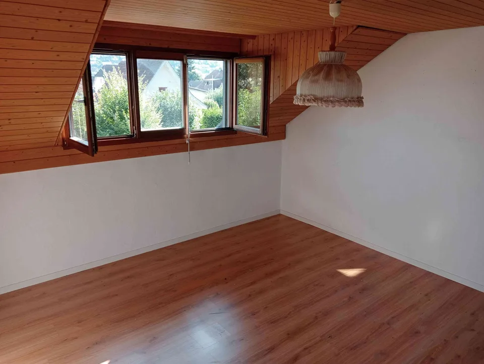 Exklusive 4.5-Zimmerwohnung mit Garage und Stellplatzmöglichkeit