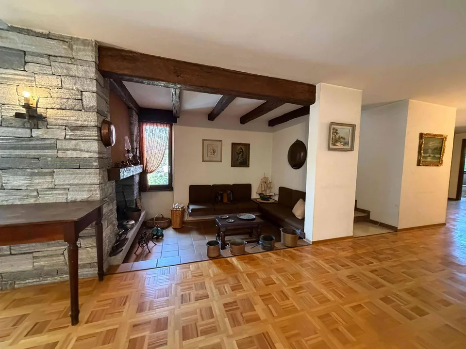 Große Villen-Villa aus den 70er Jahren mit 7,5 Zimmern und Swimmingpool in Lugano Cadro