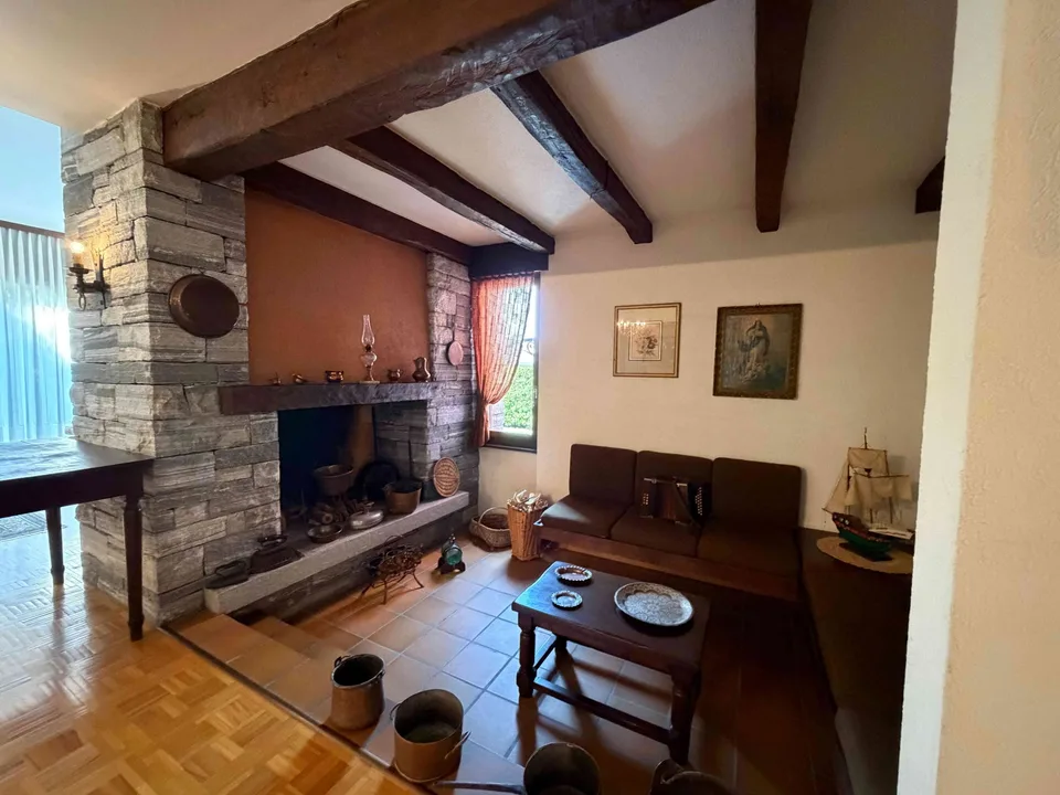 Große Villen-Villa aus den 70er Jahren mit 7,5 Zimmern und Swimmingpool in Lugano Cadro