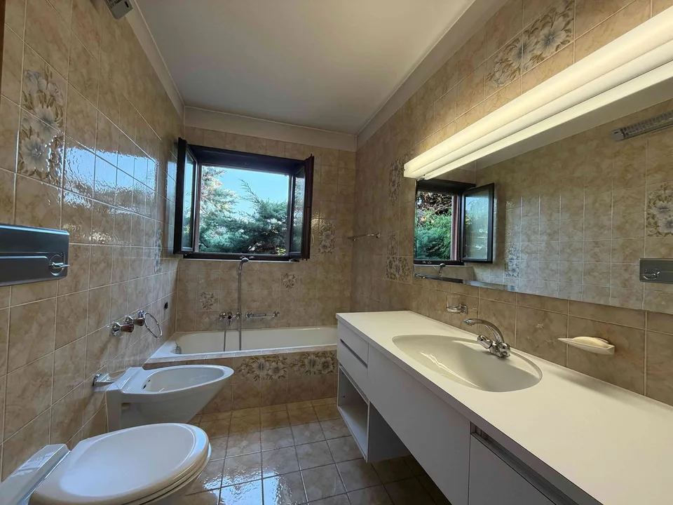 Große Villen-Villa aus den 70er Jahren mit 7,5 Zimmern und Swimmingpool in Lugano Cadro