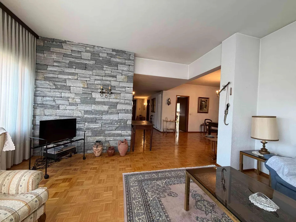 Große Villen-Villa aus den 70er Jahren mit 7,5 Zimmern und Swimmingpool in Lugano Cadro