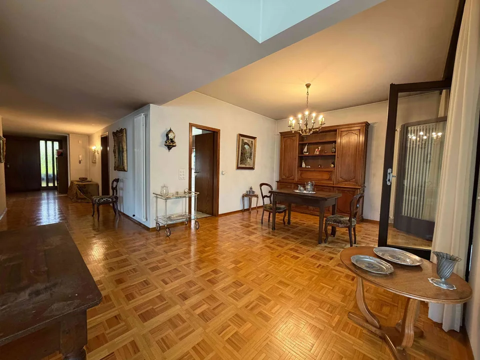 Große Villen-Villa aus den 70er Jahren mit 7,5 Zimmern und Swimmingpool in Lugano Cadro