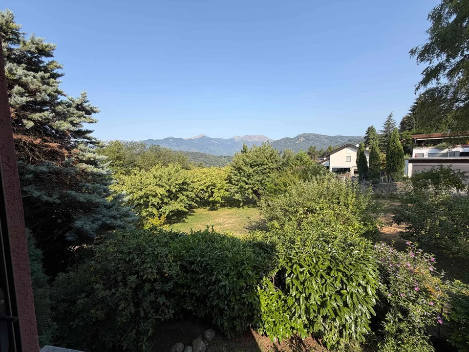 Große Villen-Villa aus den 70er Jahren mit 7,5 Zimmern und Swimmingpool in Lugano Cadro