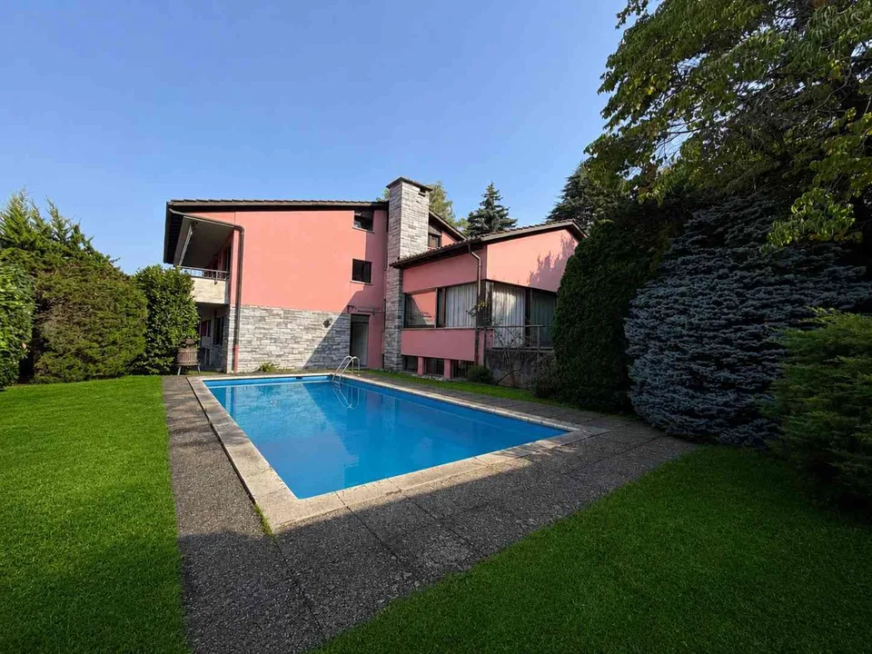 Grande villa signorile anni 70 di 7.5 locali con piscina a Lugano Cadro