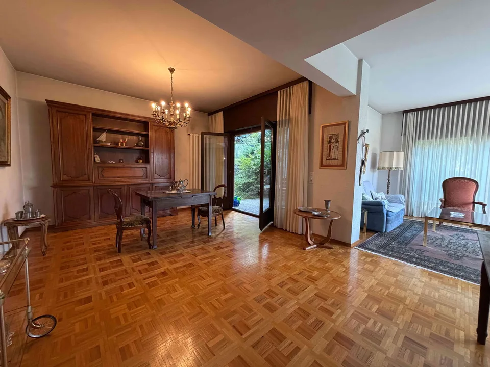 Große Villen-Villa aus den 70er Jahren mit 7,5 Zimmern und Swimmingpool in Lugano Cadro