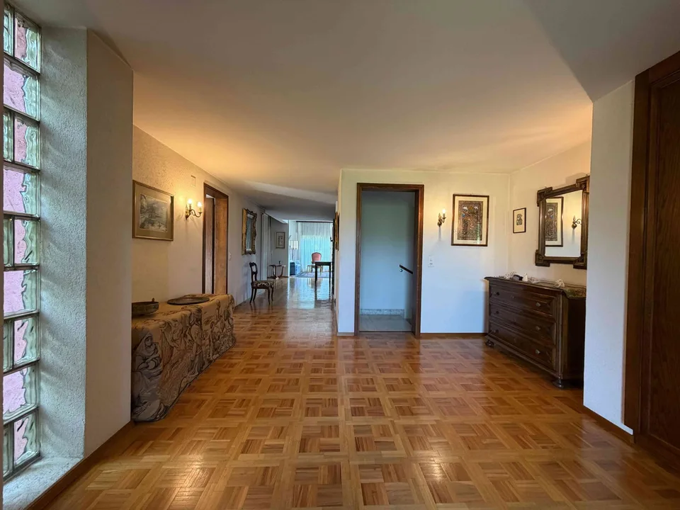 Große Villen-Villa aus den 70er Jahren mit 7,5 Zimmern und Swimmingpool in Lugano Cadro