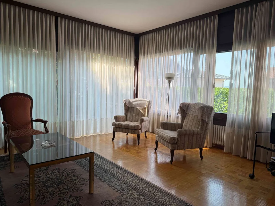 Große Villen-Villa aus den 70er Jahren mit 7,5 Zimmern und Swimmingpool in Lugano Cadro