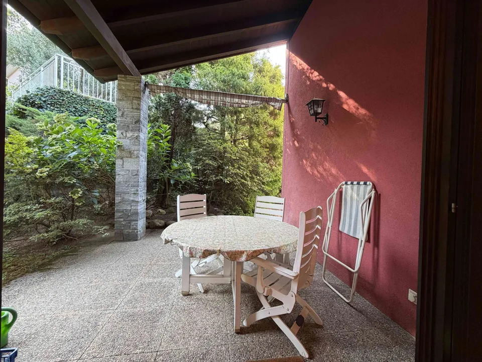 Große Villen-Villa aus den 70er Jahren mit 7,5 Zimmern und Swimmingpool in Lugano Cadro