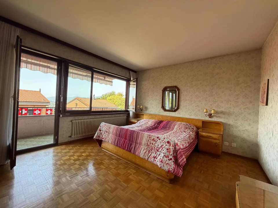 Große Villen-Villa aus den 70er Jahren mit 7,5 Zimmern und Swimmingpool in Lugano Cadro