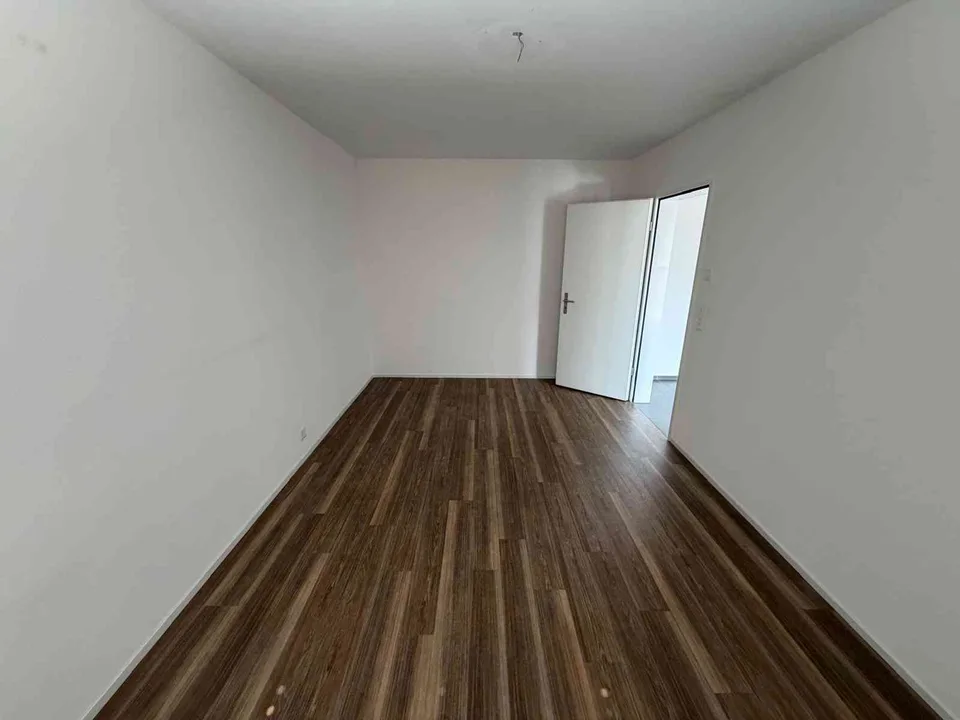Helle 2.5-Zimmer-Wohnung mit Balkon und schöner Aussicht
