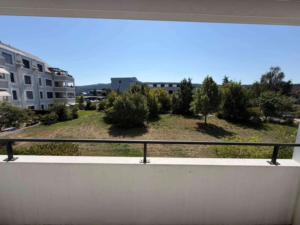 Helle 2.5-Zimmer-Wohnung mit Balkon und schöner Aussicht
