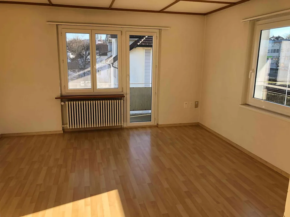 Helle 3 Zimmer-Wohnung mit Balkon mitten im Dorfzentrum