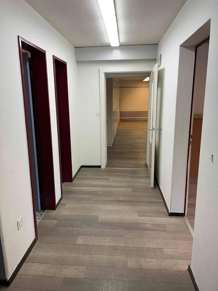 Grosser Büroraum mit separatem Sitzungszimmer und Archivraum