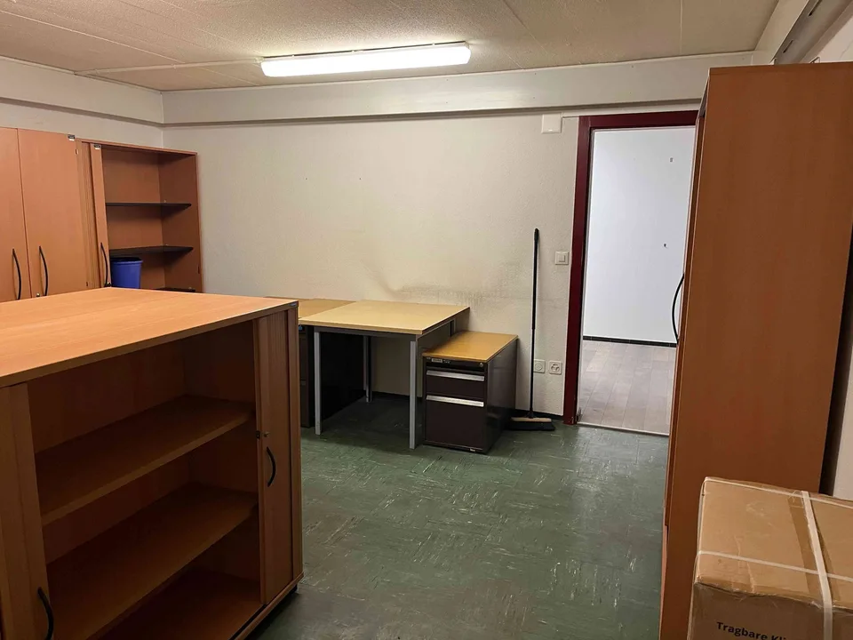 Grosser Büroraum mit separatem Sitzungszimmer und Archivraum