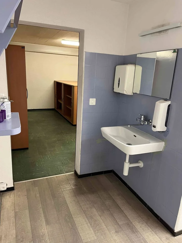Grosser Büroraum mit separatem Sitzungszimmer und Archivraum