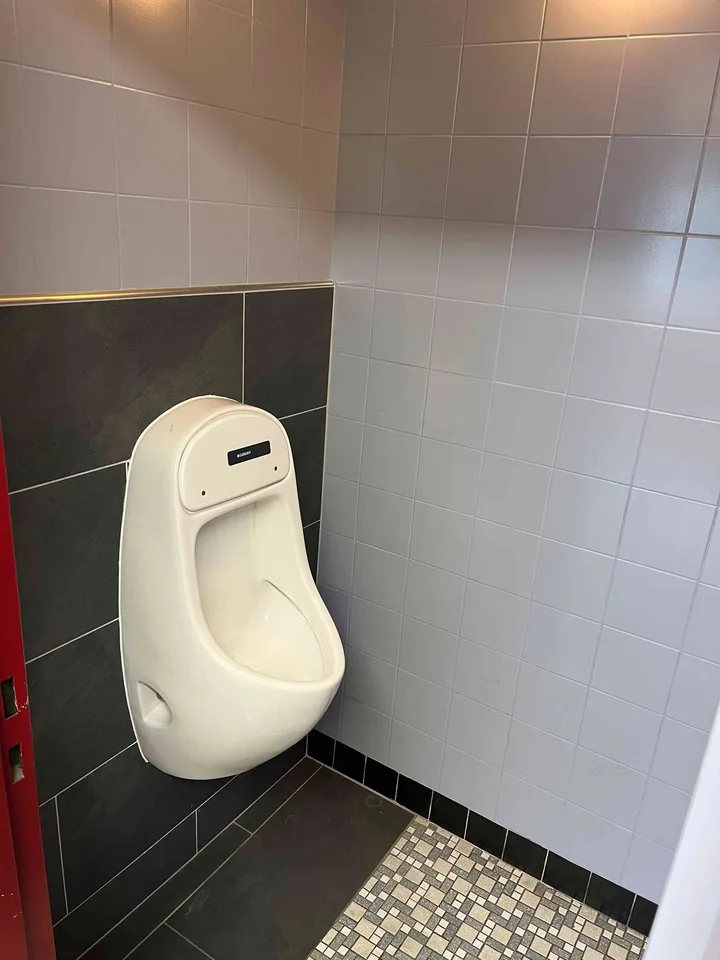 Grosser Büroraum mit separatem Sitzungszimmer und Archivraum