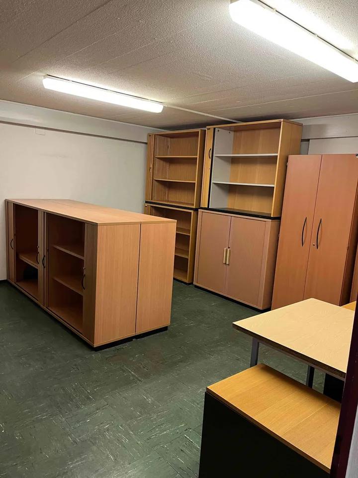 Grosser Büroraum mit separatem Sitzungszimmer und Archivraum