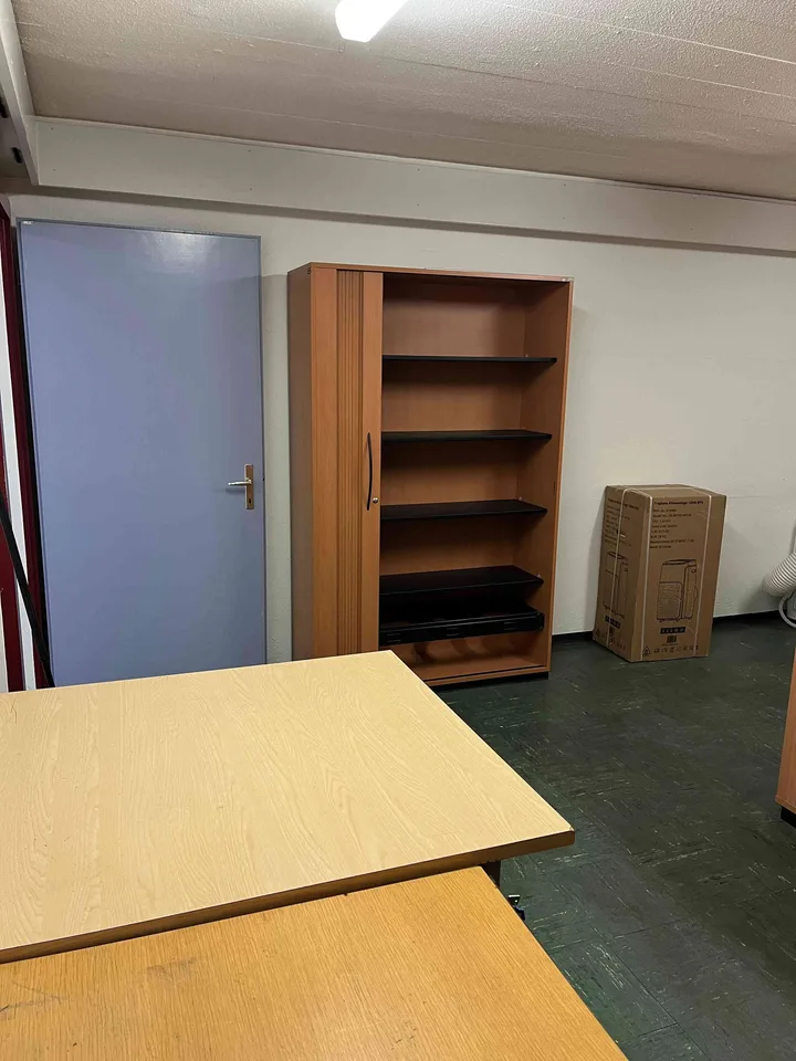 Grosser Büroraum mit separatem Sitzungszimmer und Archivraum
