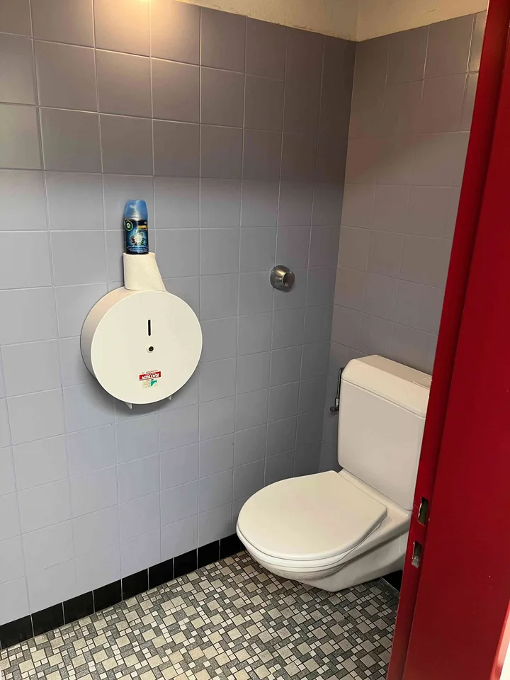 Grosser Büroraum mit separatem Sitzungszimmer und Archivraum