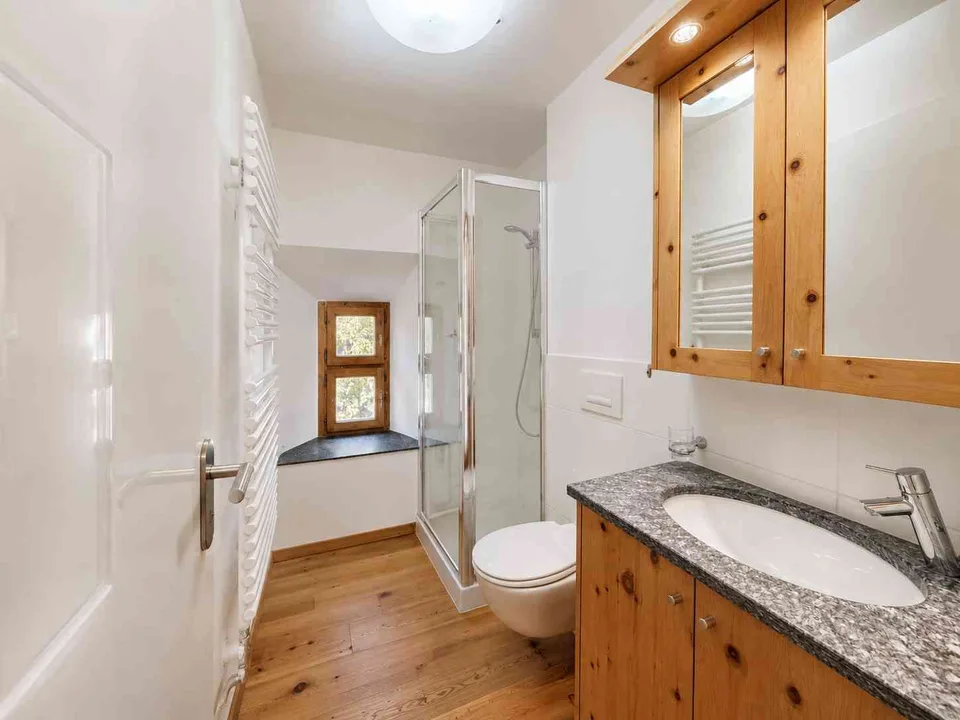 Appartement alpin élégant dans une maison engadine authentique