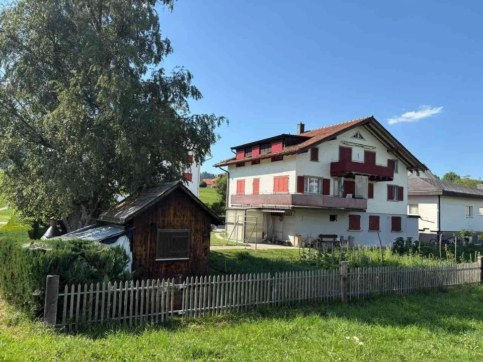 "Ruhige, helle Wohnung mit Balkon am Dorfrand in Einsiedeln"