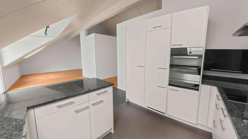 Exklusive 3.5-Zimmer-Dachwohnung mit viel Tageslicht und Hobbyraum