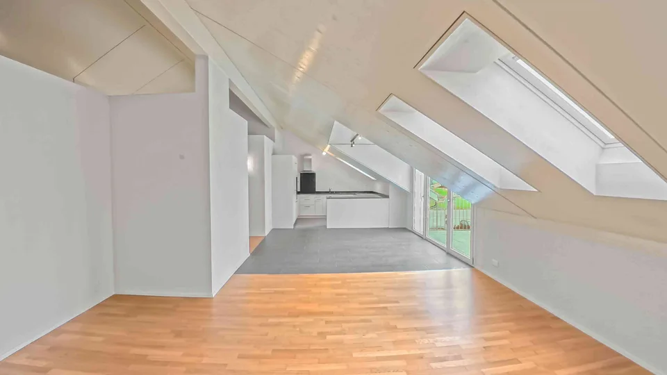 Exklusive 3.5-Zimmer-Dachwohnung mit viel Tageslicht und Hobbyraum