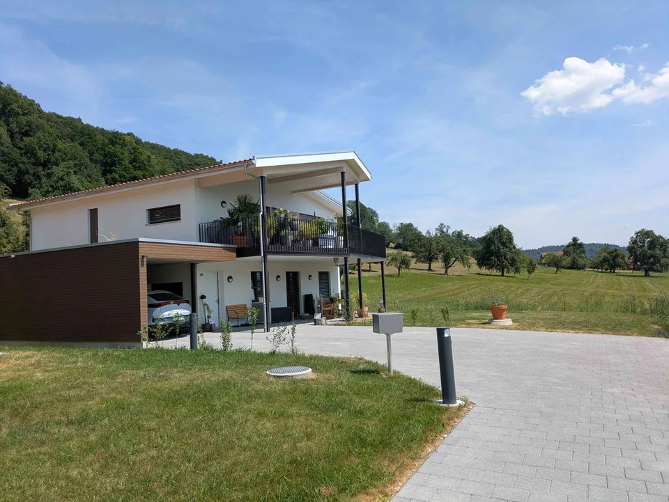 Modernes 5.5-Zimmer-Einfamilienhaus, ruhige Lage, mit Bergblick