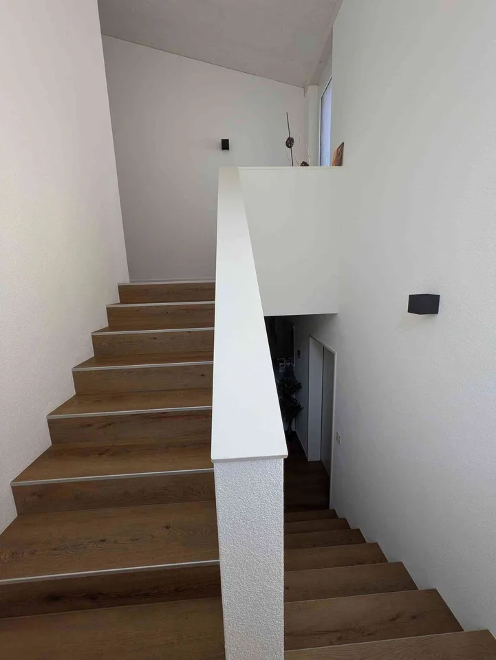 Modernes 5.5-Zimmer-Einfamilienhaus, ruhige Lage, mit Bergblick