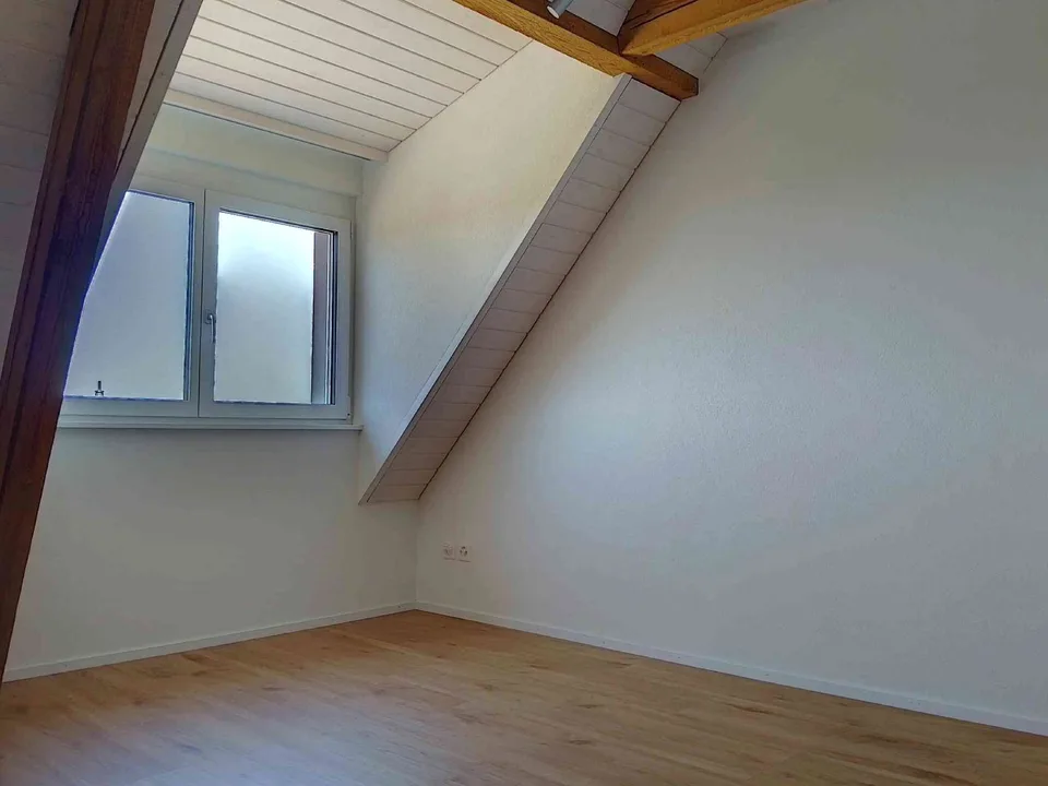 Schnuckelige Dachwohnung in Uzwil mit Aussenparkplatz und Garten