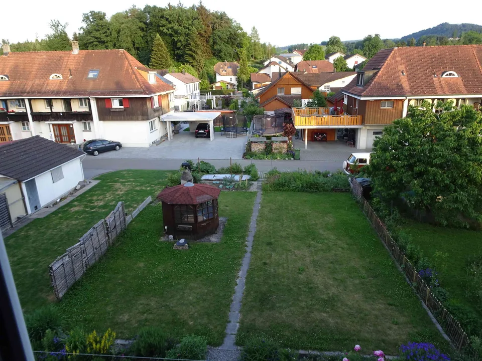 Schnuckelige Dachwohnung in Uzwil mit Aussenparkplatz und Garten