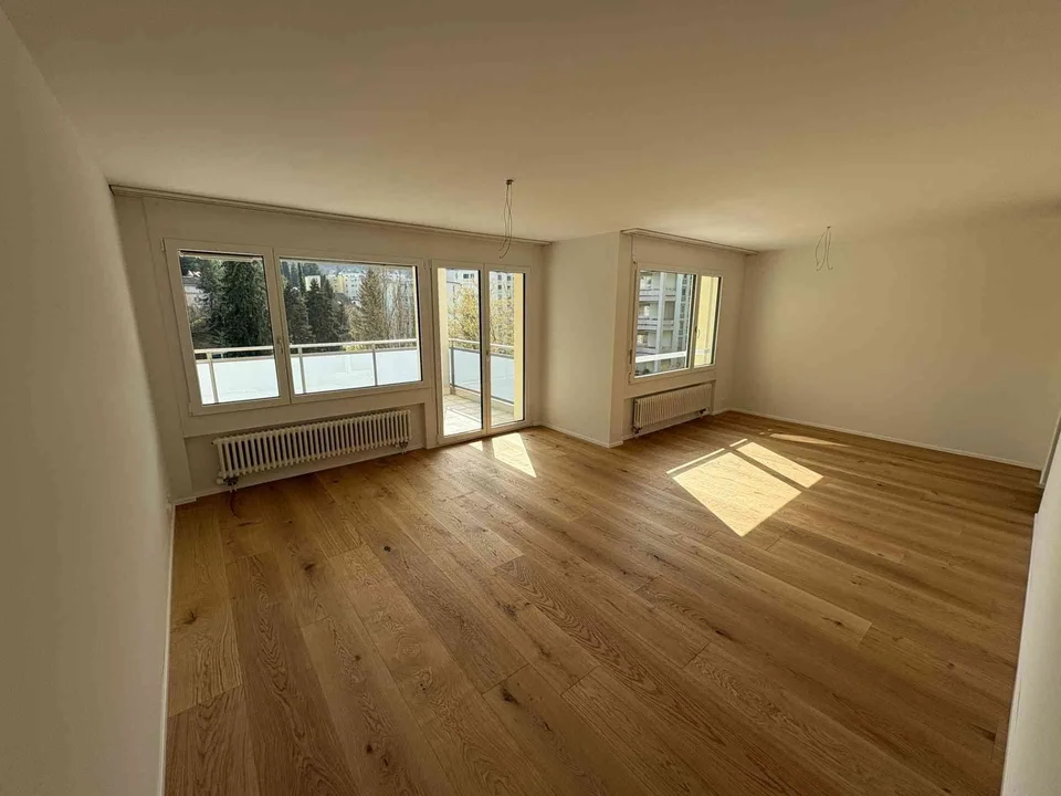 Kernsanierte 3.5-Zimmer-Wohnung mit Balkon & Garage mit Top-Aussicht