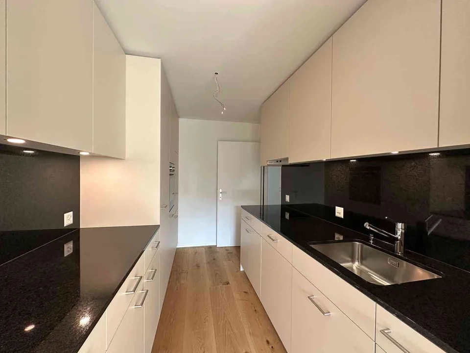 Kernsanierte 3.5-Zimmer-Wohnung mit Balkon & Garage mit Top-Aussicht
