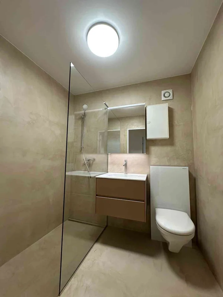 Kernsanierte 3.5-Zimmer-Wohnung mit Balkon & Garage mit Top-Aussicht
