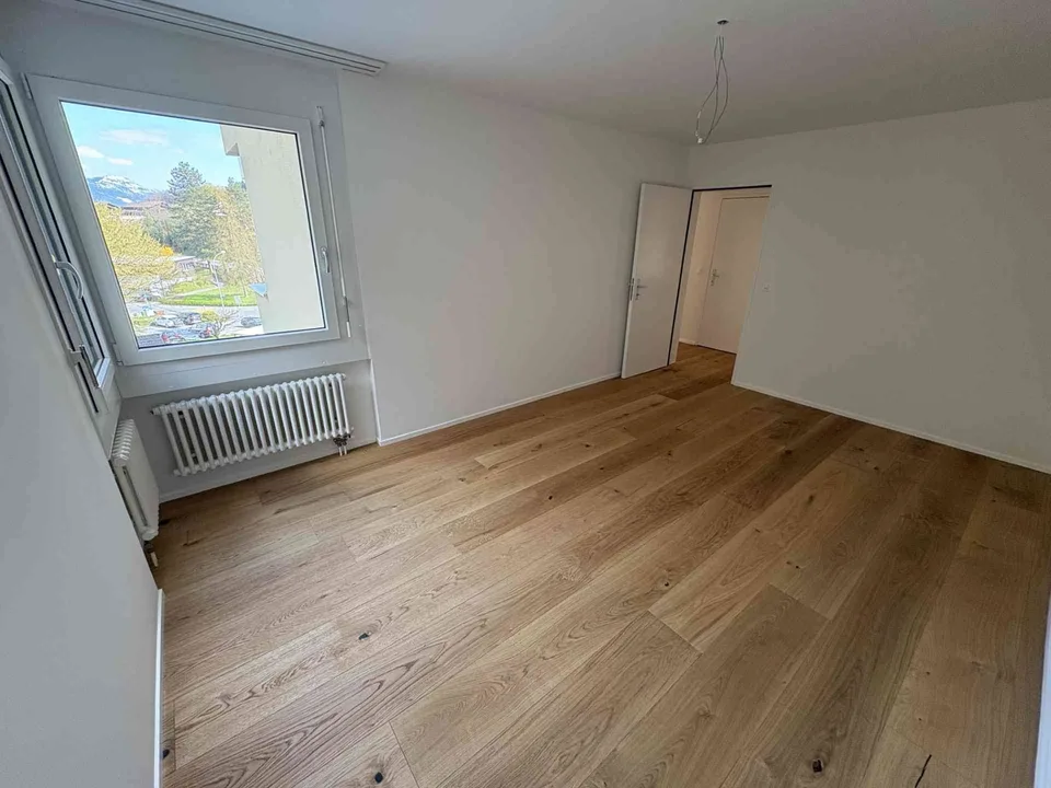 Kernsanierte 3.5-Zimmer-Wohnung mit Balkon & Garage mit Top-Aussicht