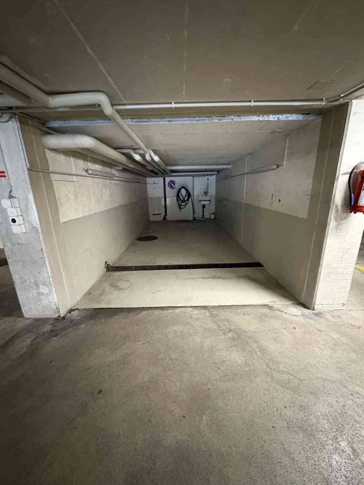 Kernsanierte 3.5-Zimmer-Wohnung mit Balkon & Garage mit Top-Aussicht