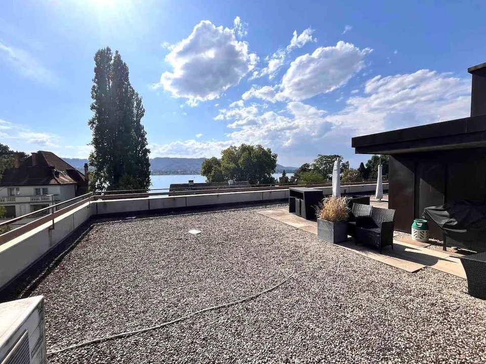 Helles Grossraumbüro mit Seeblick & Dachterrasse nahe ZH Tiefenbrunnen