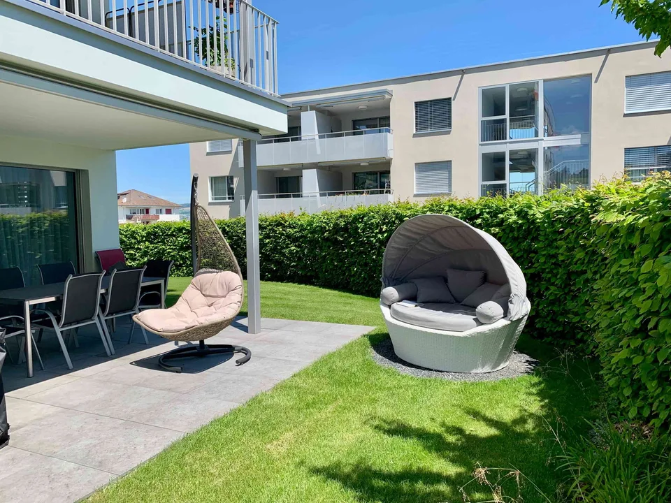 Stilvolle 3.5-Zimmer-Gartenwohnung mit grosser Terrasse & Rasenfläche