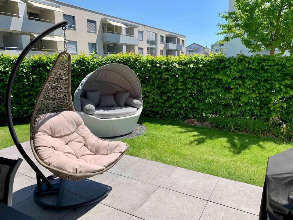 Stilvolle 3.5-Zimmer-Gartenwohnung mit grosser Terrasse & Rasenfläche