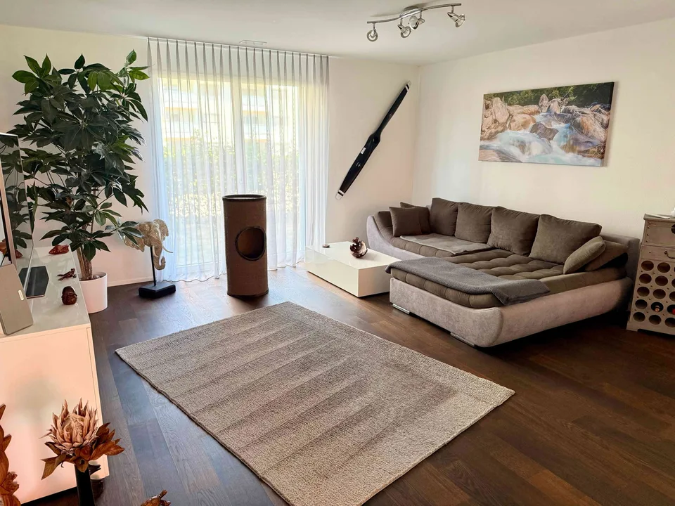 Stilvolle 3.5-Zimmer-Gartenwohnung mit grosser Terrasse & Rasenfläche
