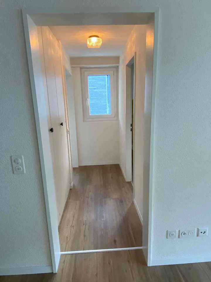 Zentrale 2.5-Zimmer-Wohnung mit grosser gedeckter Terrasse im 2. OG
