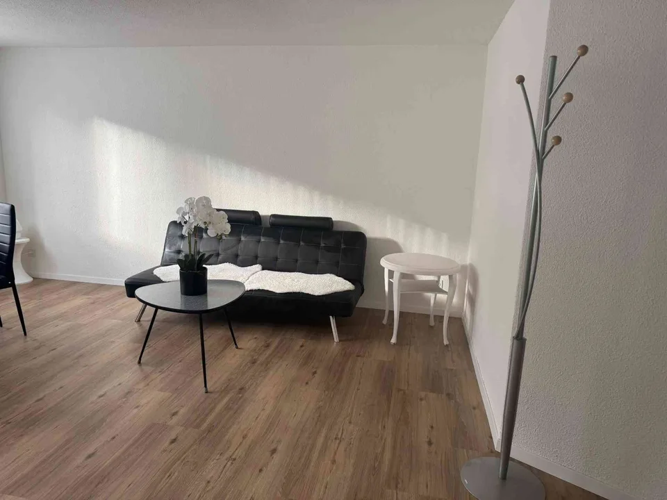 Zentrale 2.5-Zimmer-Wohnung mit grosser gedeckter Terrasse im 2. OG