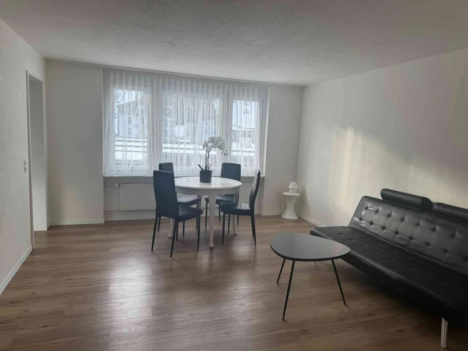 Zentrale 2.5-Zimmer-Wohnung mit grosser gedeckter Terrasse im 2. OG