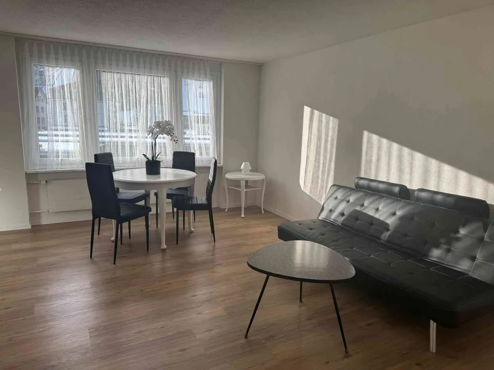 Zentrale 2.5-Zimmer-Wohnung mit grosser gedeckter Terrasse im 2. OG