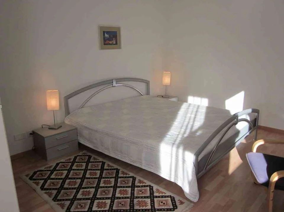Zentrale 2.5-Zimmer-Wohnung mit grosser gedeckter Terrasse im 2. OG