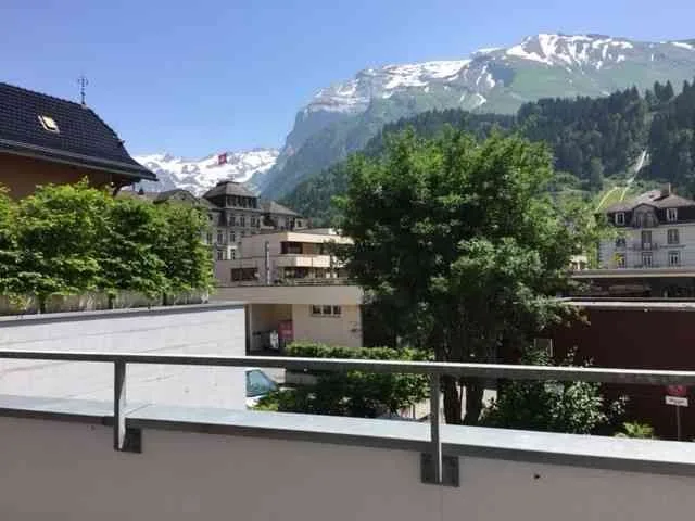 Zentrale 2.5-Zimmer-Wohnung mit grosser gedeckter Terrasse im 2. OG